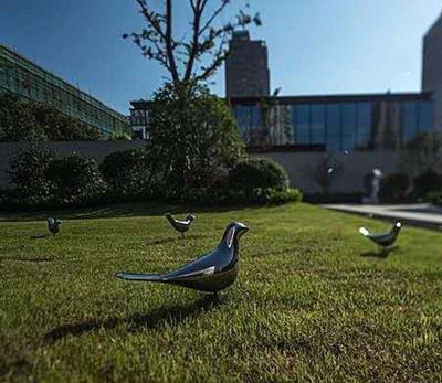 公園草坪覓食中不銹鋼鏡面白鋼鴿子擺件