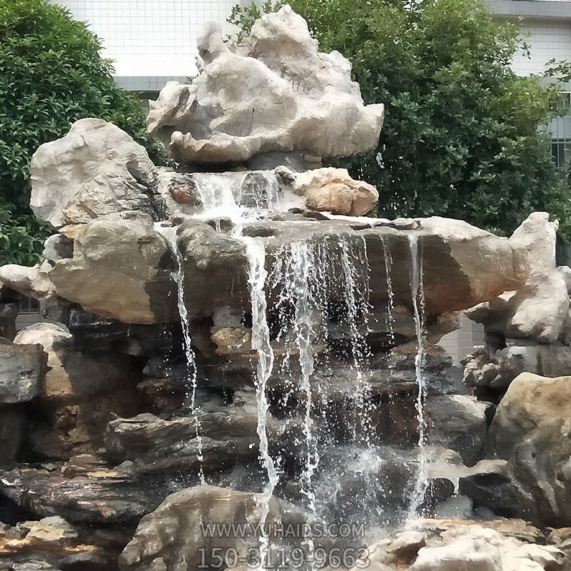 公園景區(qū)石雕流水的太湖石雕塑