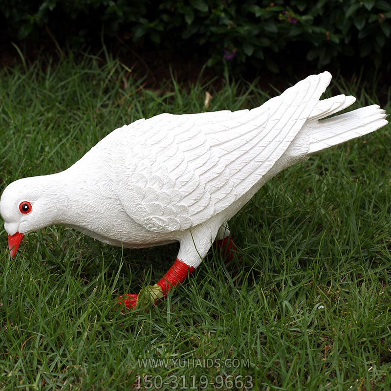 草坪公園覓食玻璃鋼樹脂鴿子雕塑