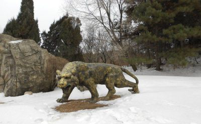 公園里播放的一只兇惡玻璃鋼創意虎雕塑