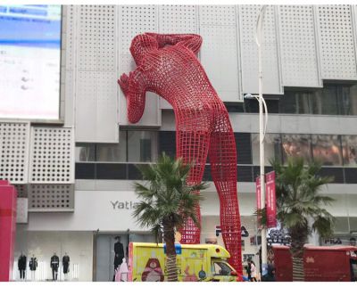 城市街道不銹鋼鏤空趴在大廈上的紅色人物雕塑