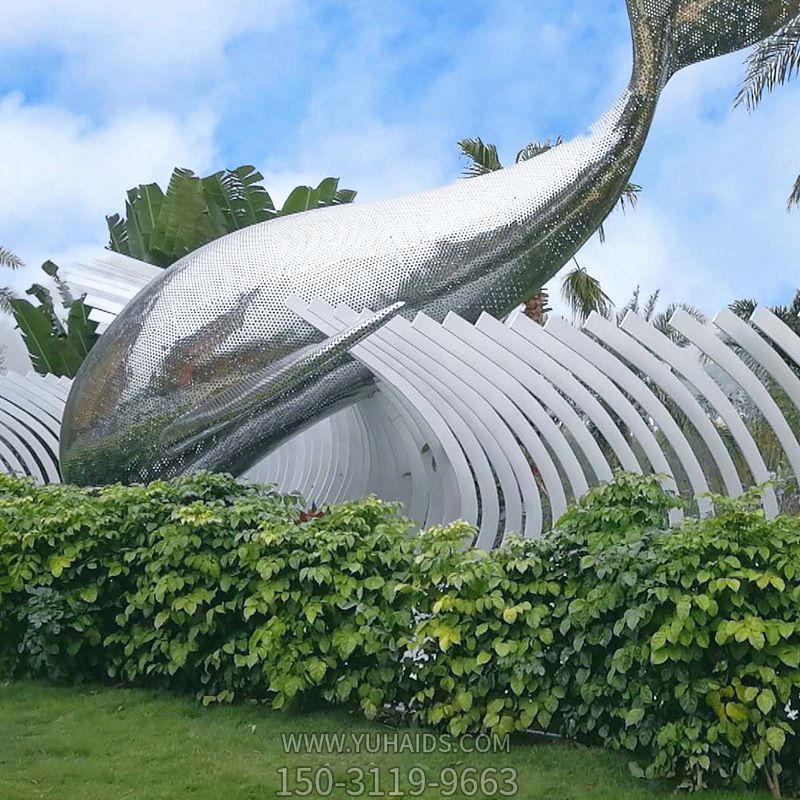 公園擺放的不銹鋼鏤空創意鯨魚雕塑