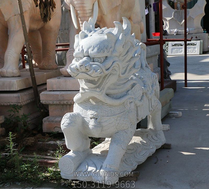 公園景區(qū)漢白玉石雕行走的麒麟雕塑