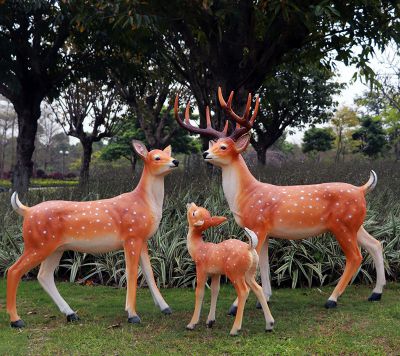 公園景區(qū)玻璃鋼彩繪三只梅花鹿雕塑