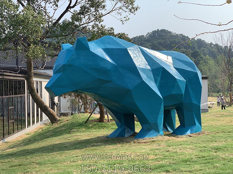 公園草坪創意抽象藍色幾何熊雕塑