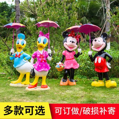 公園兩對(duì)撐傘的玻璃鋼米老鼠與唐老鴨雕塑