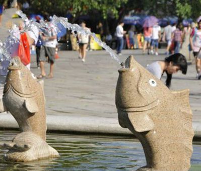 公園擺放的鯉魚花崗石石雕創意噴水雕塑