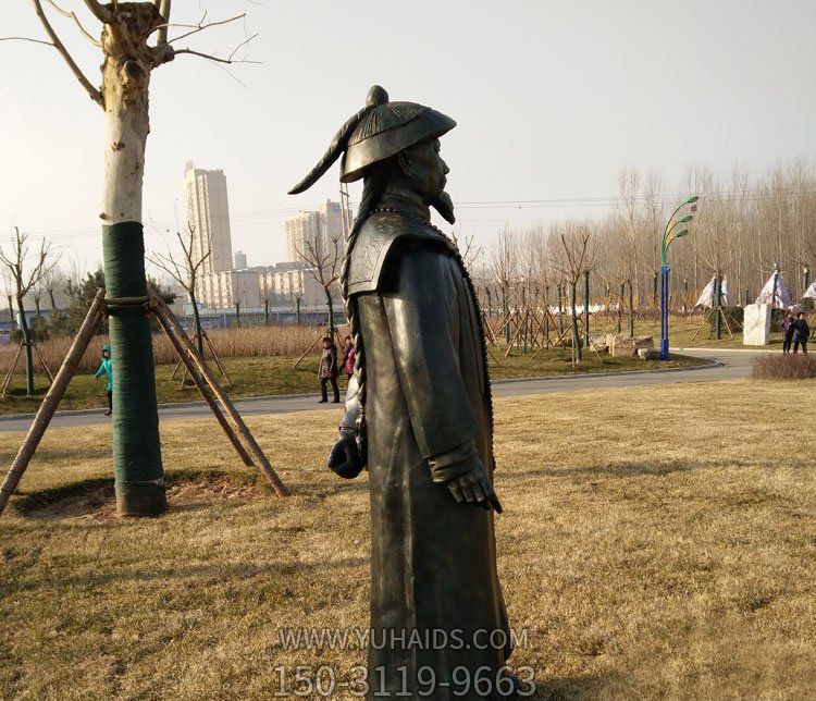 公園廣場草坪擺放站立鑄銅愛國人物林則徐銅雕塑