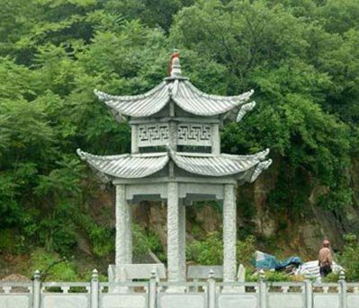 鄉村河道邊擺放鏤空雕刻青石仿古建涼亭