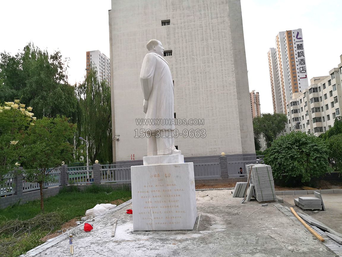 青海石油博物館，漢白玉毛主席石雕像，側視效果